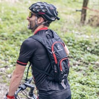 BIKER 5 cyklistický batoh čierna/červená
