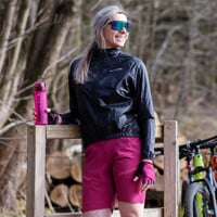 GENIA BIKE SHORTS dámske cyklistické šortky bordó/čierná