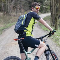 SPEED 15 cyklistický batoh sivá/limetka