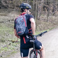 SPEED 15 cyklistický batoh sivá/červená