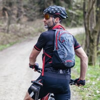 SPEED 15 cyklistický batoh sivá/červená